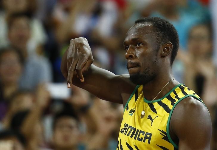 © Reuters. Gatlin y Bolt arrasan en las rondas clasificatorias de los 100 metros