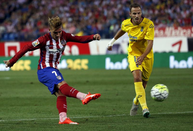 © Reuters. Atletico Madrid's Griezmann kicks the ball past Las Palmas' Castellano during their Spanish first division soccer match in Madrid