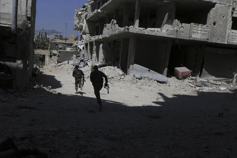 © Reuters. مقتل 50 في هجوم صاروخي سوري على مناطق للمعارضة قرب دمشق
