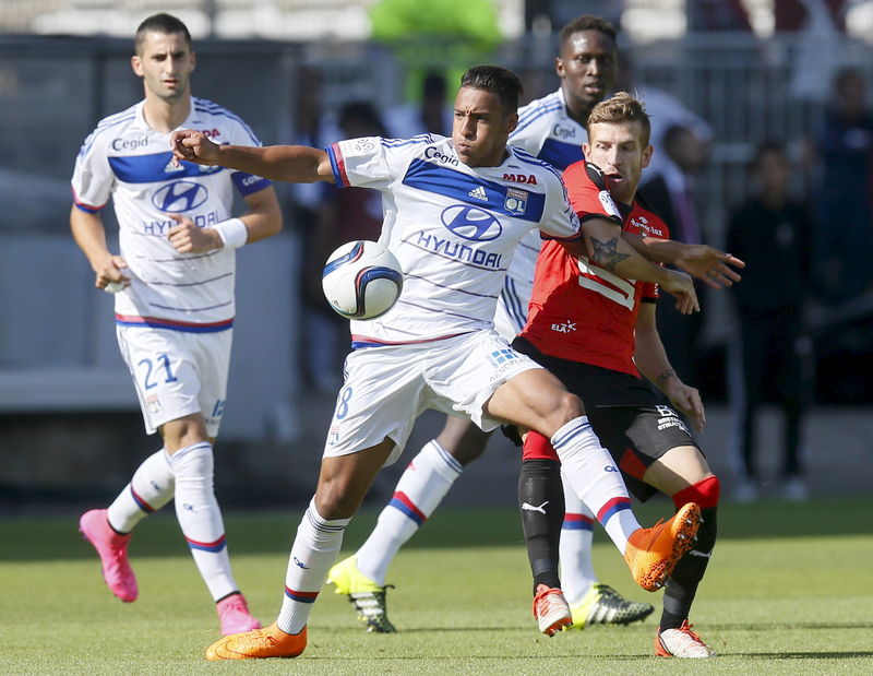 © Reuters. Olympique Lyon's Tolisso challenges Henrique of Rennes during their French Ligue 1 soccer match at the Gerland stadium in Lyon