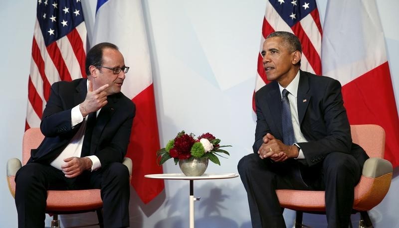 © Reuters. البيت الأبيض: أوباما وأولوند يناقشان الهجوم على قطار في فرنسا
