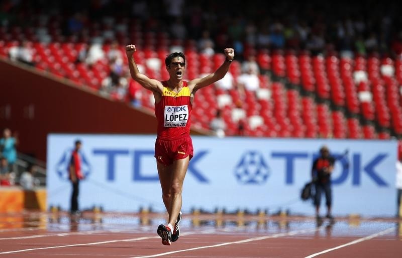 © Reuters. Miguel Angel Lopez celebrates winning the men's 20 km race walk final at the 15th IAAF World Championships in Beijing
