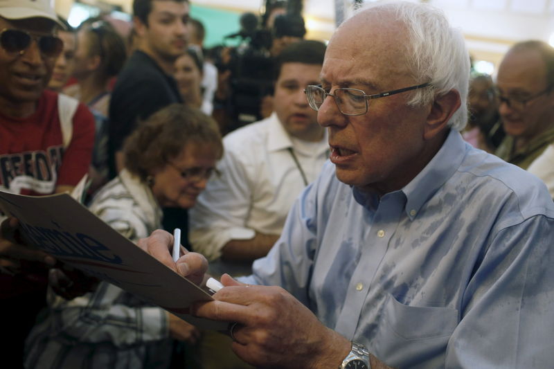 © Reuters. Sanders signs an autograph at the Iowa State Fair in Des Moines