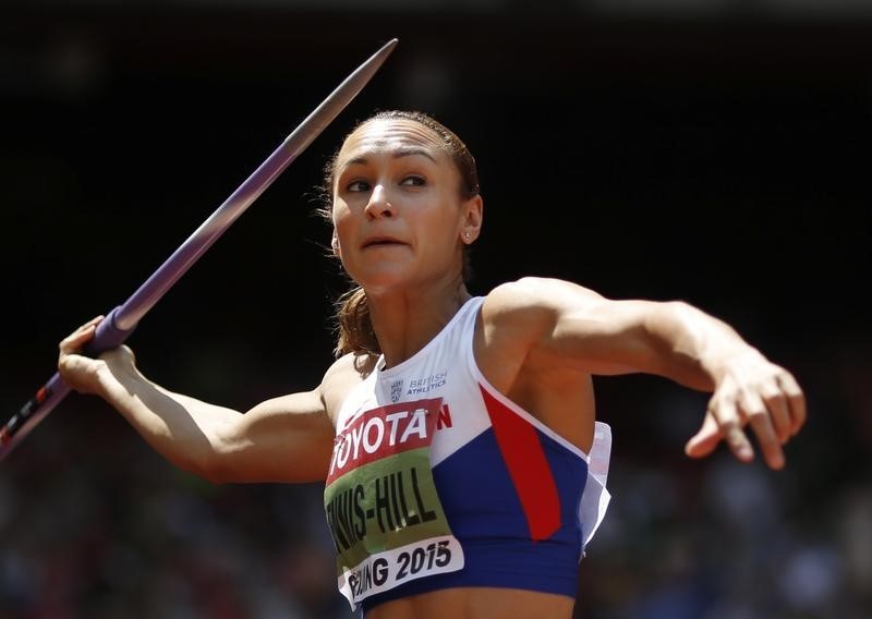 © Reuters. Ennis-Hill of Britain competes in the javelin throw event of the women's heptathlon during the 15th IAAF World Championships at the National Stadium in Beijing