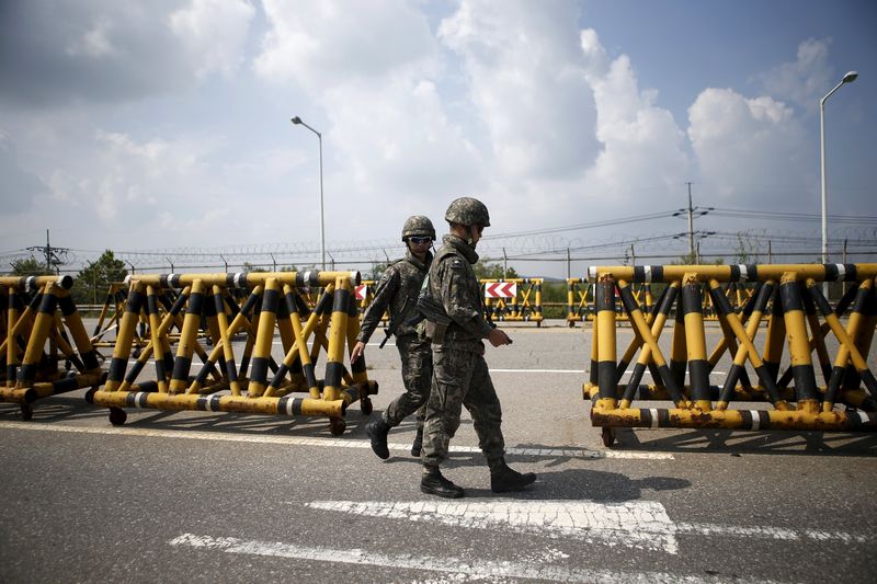 © Reuters. Responsables de las dos Coreas se reúnen para aliviar tensión
