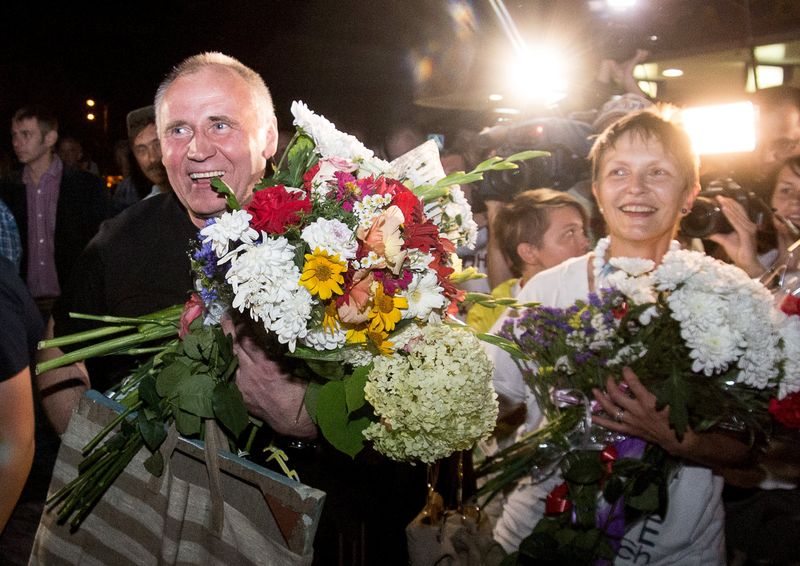 © Reuters. Statkevich, former opposition presidential candidate in 2010 campaign, is seen with his wife Adamovich as he arrives after his release from prison in Minsk