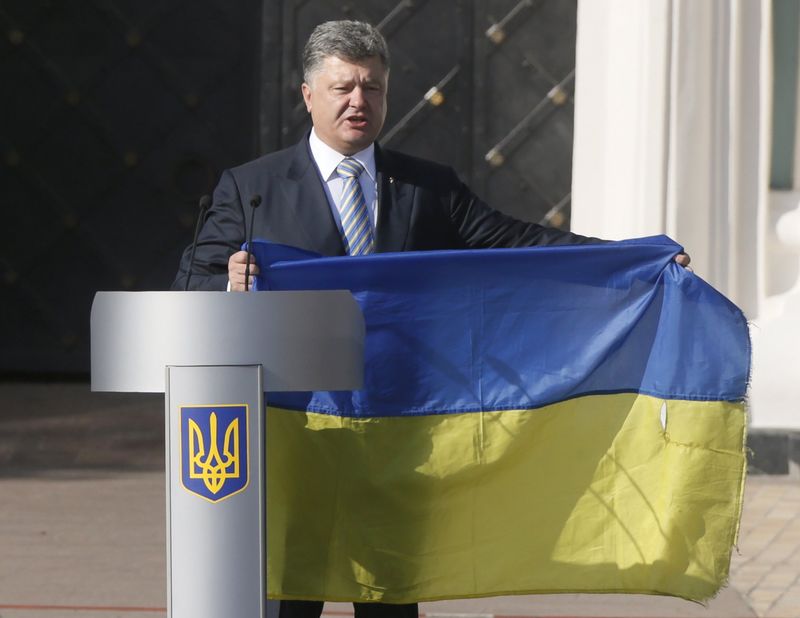 © Reuters. Ukraine's President Petro Poroshenko attends a ceremony marking the Day of the State Flag in Kiev