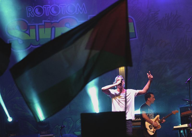 © Reuters. Matisyahu insta a la paz en un concierto con pocas protestas