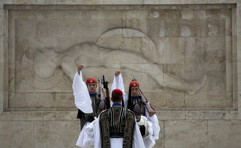 © Reuters. Greek Presidential guards take part in a ceremonial change of guards at the Monument of the Unknown Soldier in front of the Parliament building in Athens