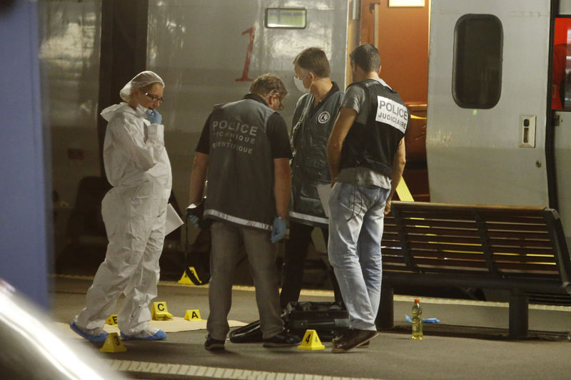 © Reuters. French investigating police check for clues on the train platform in Arras after shots were fired on a Thalys high-speed train