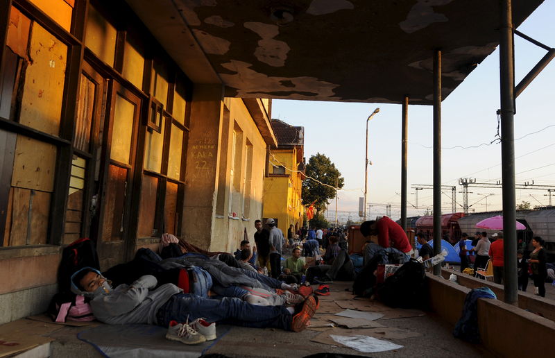 © Reuters. Inmigrantes cruzan fácilmente de Grecia a Macedonia para subirse en buses y trenes