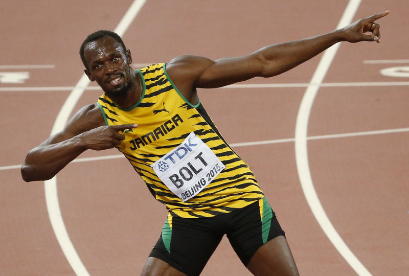 © Reuters. Bolt gana el título mundial de los 100 metros