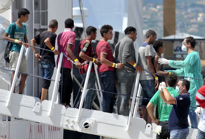 © Reuters. La marina italiana rescata a 4.000 inmigrantes en el mar de Libia