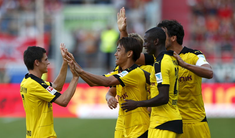 © Reuters. Borussia Dortmund's team celebrates goal during Bundesliga first division soccer match against Ingolstadt in Ingolstadt