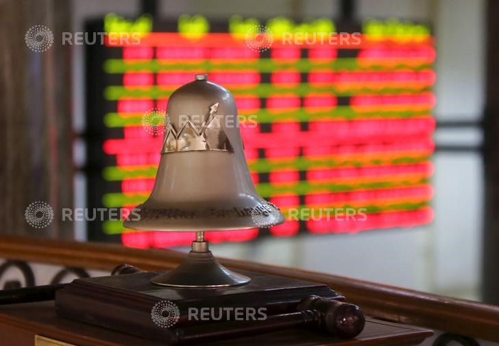 © Reuters. تهاوي الأسهم العربية بفعل النفط وخفض النظرة المستقبلية للسعودية