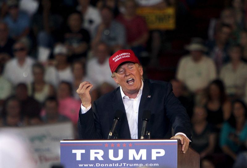 © Reuters. Republican presidential candidate Donald Trump speaks at a rally held in Ladd-Peebles stadium in Mobile