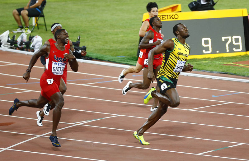 © Reuters. Bolt looks at the scoreboard after the men's 100 metres final at the 15th IAAF World Championships in Beijing