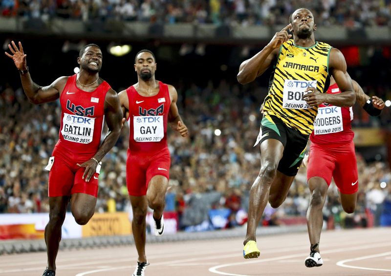 © Reuters. Gatlin and Gay from the U.S. and Bolt of Jamaica compete in the men's 100m final during the 15th IAAF World Championships at the National Stadium in Beijing