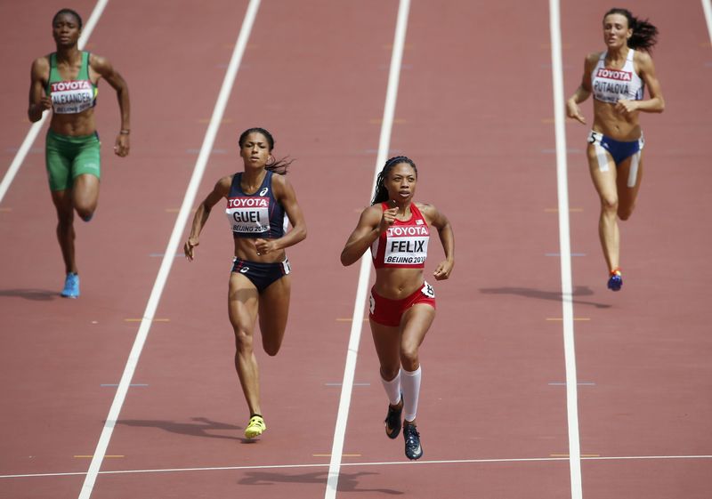 © Reuters. Allyson Felix of U.S. wins the women's 400 metres heats during the 15th IAAF World Championships at the National Stadium in Beijing