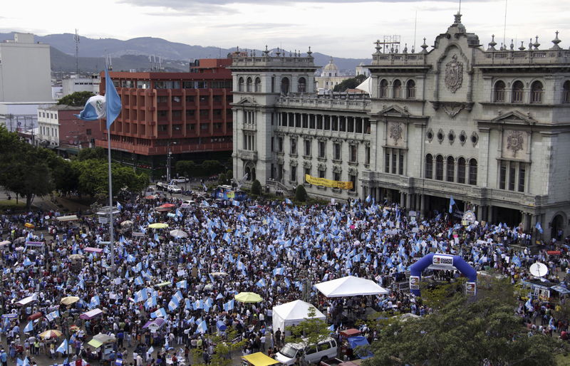 © Reuters. رئيس جواتيمالا يقول إنه لن يستقيل وسط فضيحة فساد