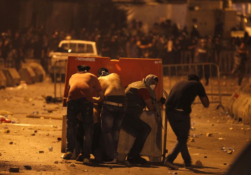 © Reuters. Violentas protestas en Beirut; el primer ministro amenaza con dimitir