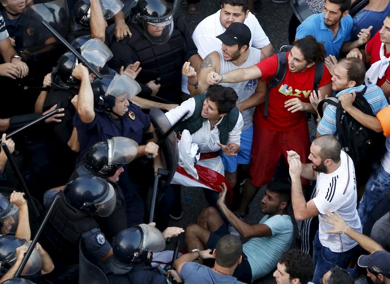 © Reuters. منظمون: تأجيل احتجاج في لبنان بعد اشتباكات في بيروت