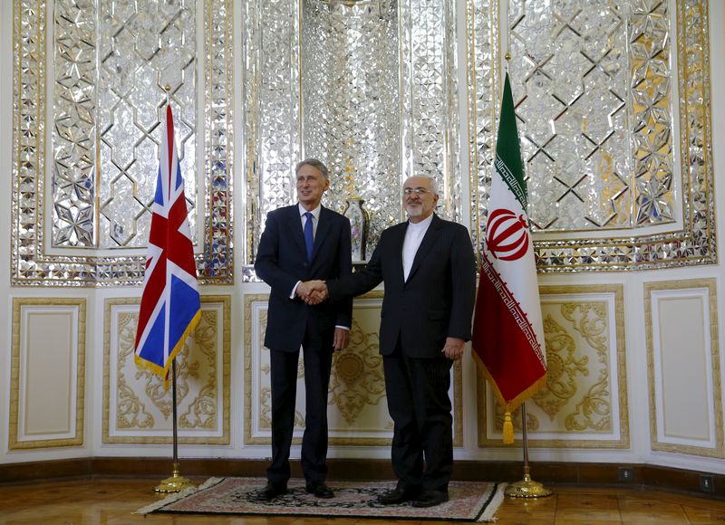 © Reuters. Britain's Foreign Secretary Philip Hammond shakes hands with Iran's Foreign Minister Mohammad Javad Zarif before a meeting at the Ministry of Foreign Affairs in Tehran