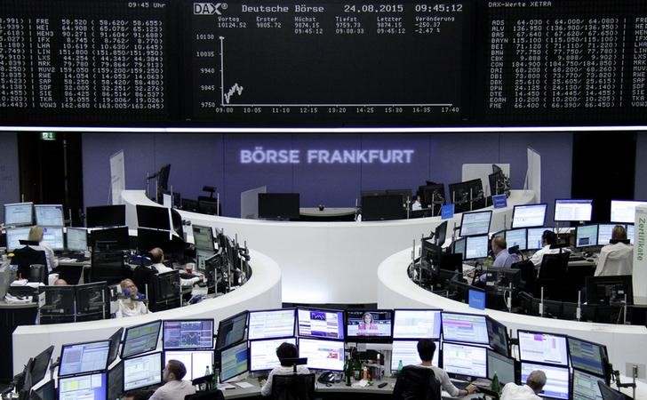 © Reuters. Traders are pictured at their desks in front of the DAX board at the Frankfurt stock exchange