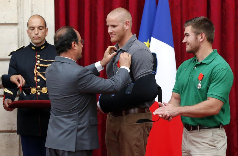 © Reuters. Francia homenajea a los tres hombres que redujeron a un presunto islamista