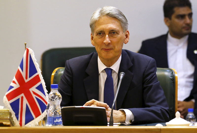 © Reuters. Ministro das Relações Exteriores britânico, Philip Hammond, durante encontro em Teerã