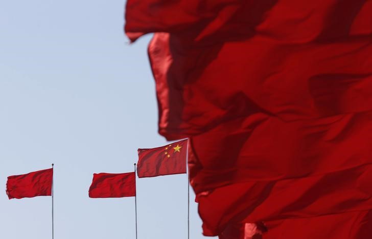 © Reuters. Bandeira nacional chinesa vista em Pequim