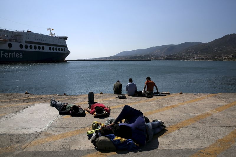© Reuters. غرق اثنين وخمسة مفقودين في انقلاب زورق يقلهم إلى اليونان