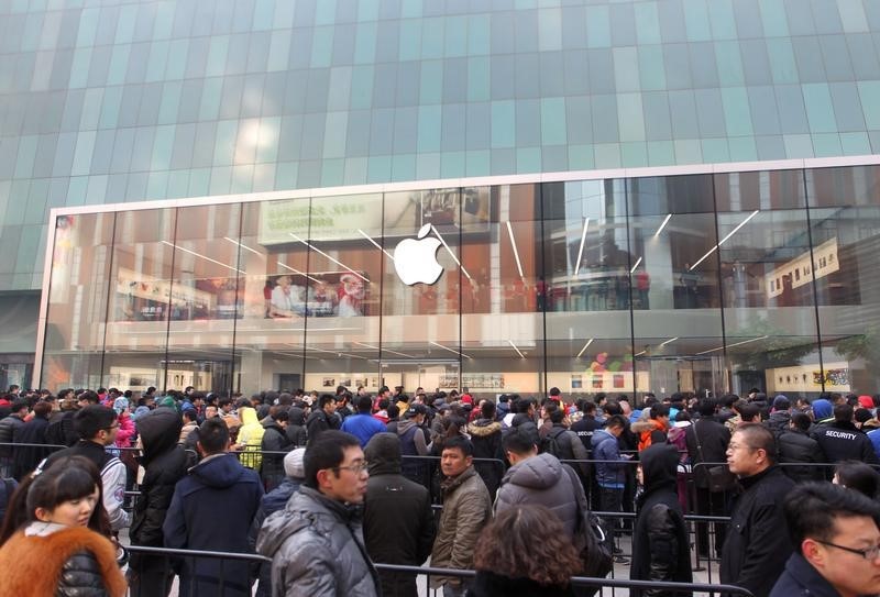 © Reuters. Customers wait for the opening of an Apple store in Shenyang