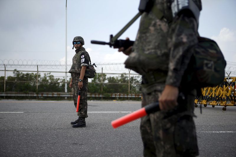 © Reuters. Soldados da Coreia do Sul montam guarda em posto que leva a Panmunjom