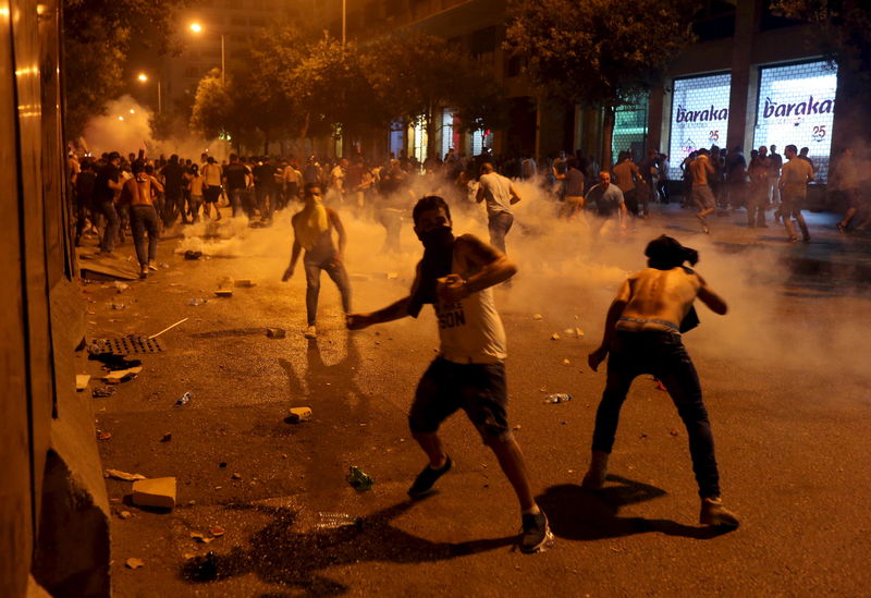 © Reuters. محتجون مناهضون للحكومة اللبنانية يدعون للاحتشاد يوم السبت