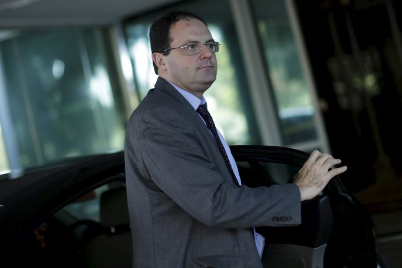 © Reuters. Ministro do Planejamento, Nelson Barbosa, chega à sede da pasta, em Brasília