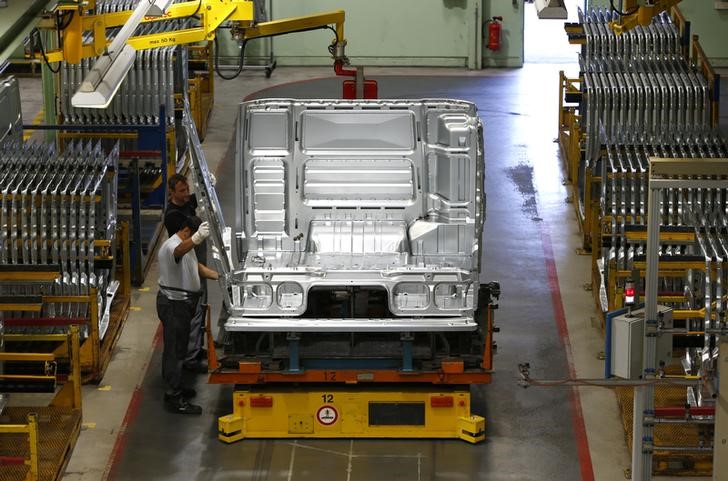 © Reuters. Men work at the assembly line in the truck production plant of truck and bus-maker MAN AG in Munich