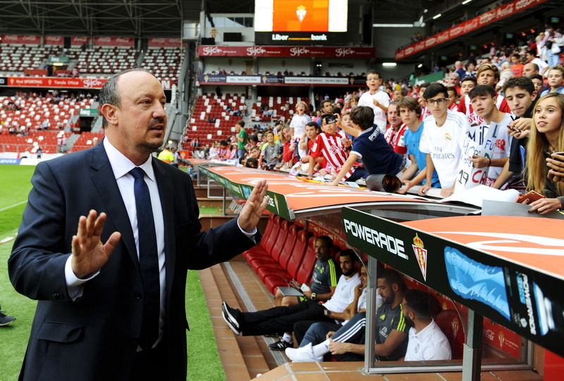 © Reuters. Técnico do Real Madrid, Rafa Benítez, gesticula antes de partida contra o Sporting Gijón pelo Campeonato Espanhol, em Gijón