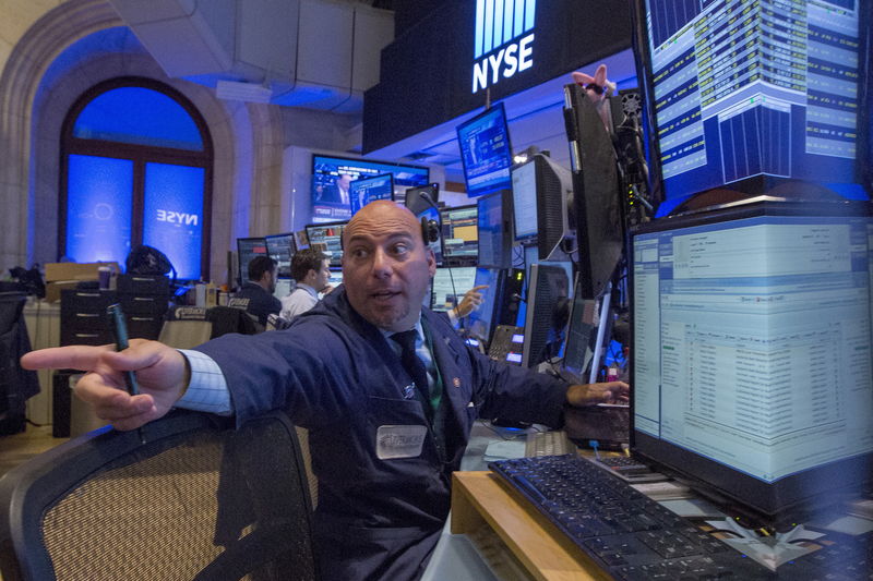 © Reuters. Trader al lavoro alla Borsa di New York