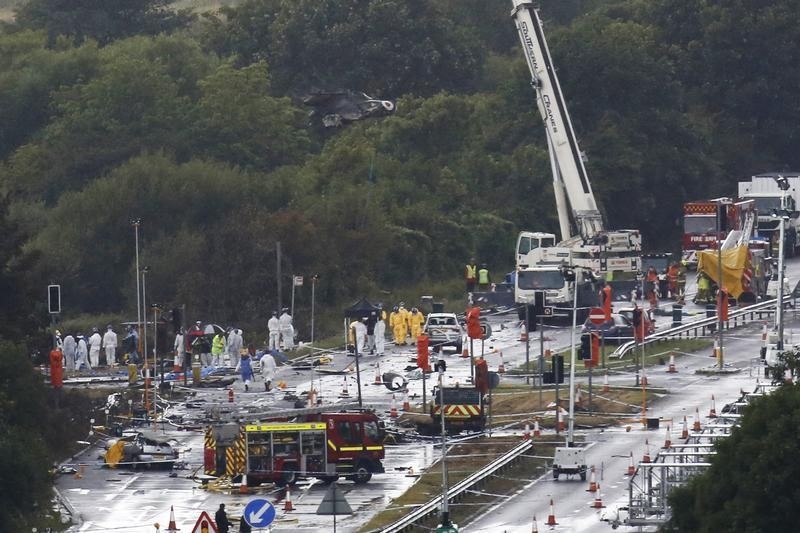 © Reuters. بريطانيا تفرض معايير سلامة جديدة في العروض الجوية إثر حادث تحطم طائرة