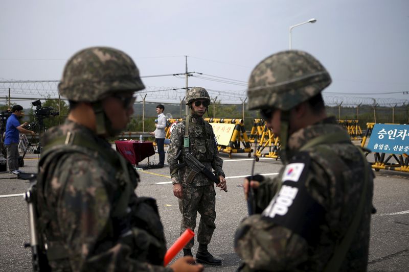 © Reuters. Soldados sul-coreanos patrulham posto de controle