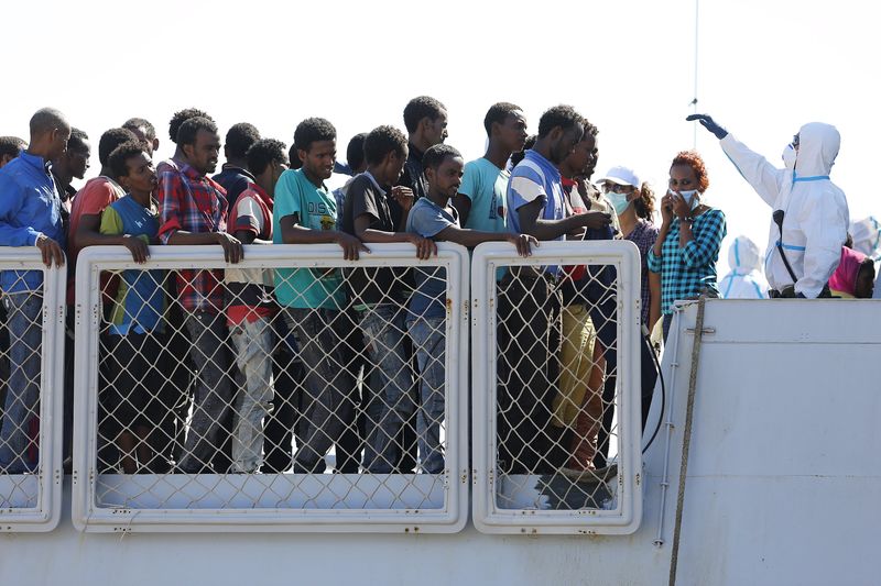 © Reuters. Imigrantes aguardam para desembarcar de um navio italiano em Augusta