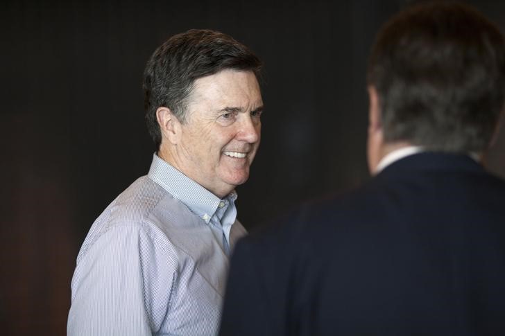 © Reuters. Dennis Lockhart, President of the Federal Reserve Bank of Atlanta, arrives at the opening reception of the Jackson Hole Economic Policy Symposium