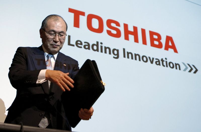 © Reuters. File photo of Japan's Toshiba Corp President Nishida leaving after a news conference on restructuring plans in Tokyo