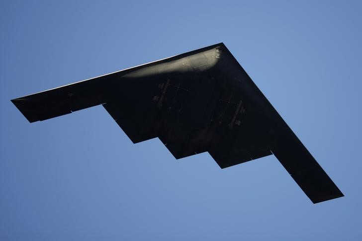 © Reuters. B-2 Stealth Bomber performs a flyover at the 126th Rose Parade in Pasadena, California