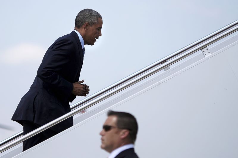 © Reuters. U.S. President Barack Obama boards Air Force One for travel to Las Vegas from Joint Base Andrews
