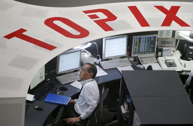 © Reuters. An employee of the TSE works at the bourse in Tokyo