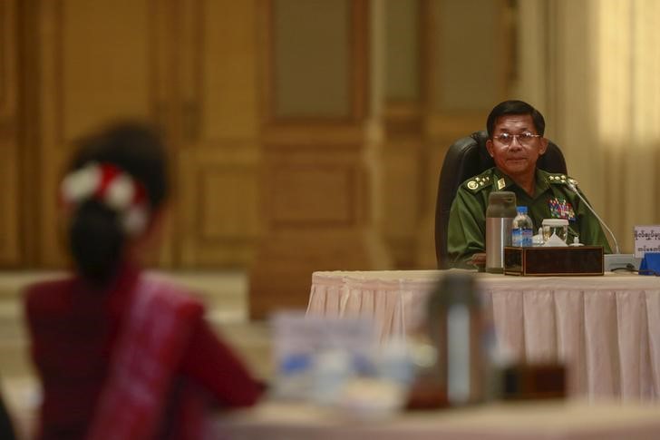 © Reuters. Myanmar military Commander-in-chief Senior General Min Aung Hlaing looks to Myanmar pro-democracy leader Suu Kyi during Myanmar's top six-party talks at the Presidential palace at Naypyitaw