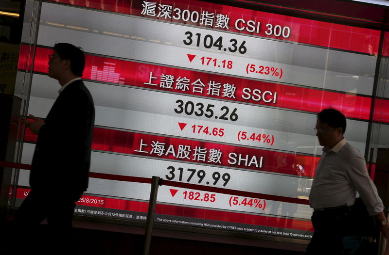 © Reuters. Bolsas asiáticas se alejan de mínimos de 3 años pero continúa el varapalo chino