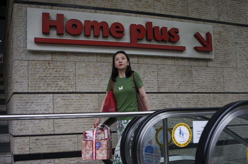 © Reuters. A woman walks out from a Homeplus market in Seoul